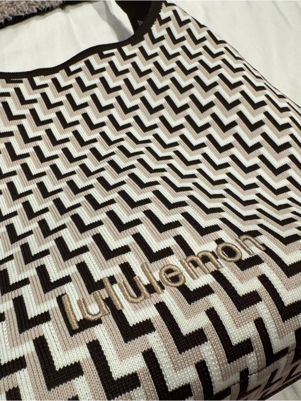 Lululemon athletica 12 L Knit Shoulder Bag - Picture 7 of 9